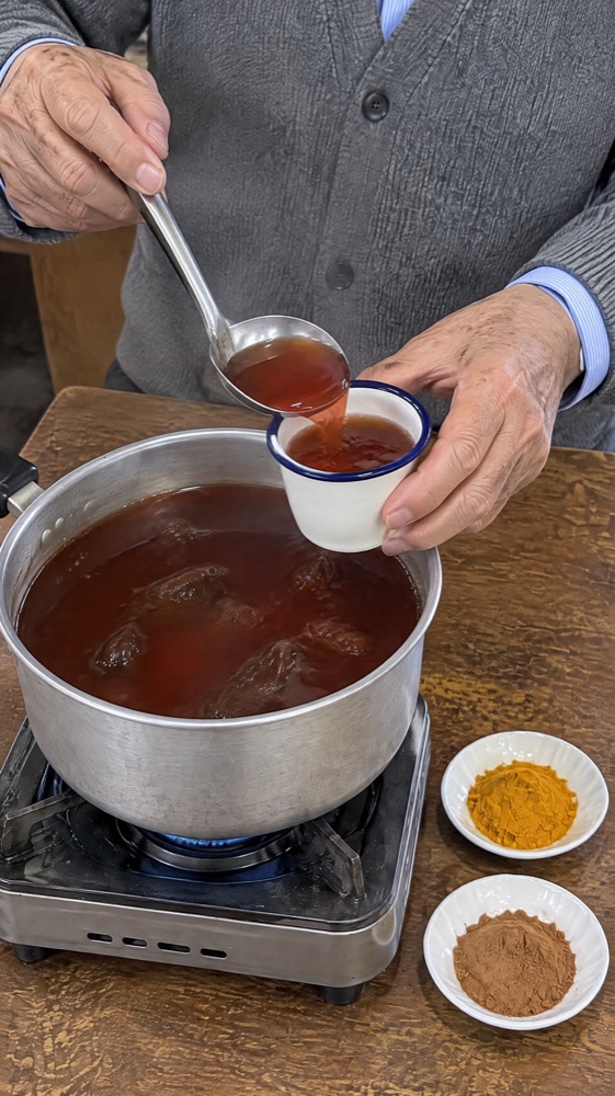 Preparado casero servido en una taza